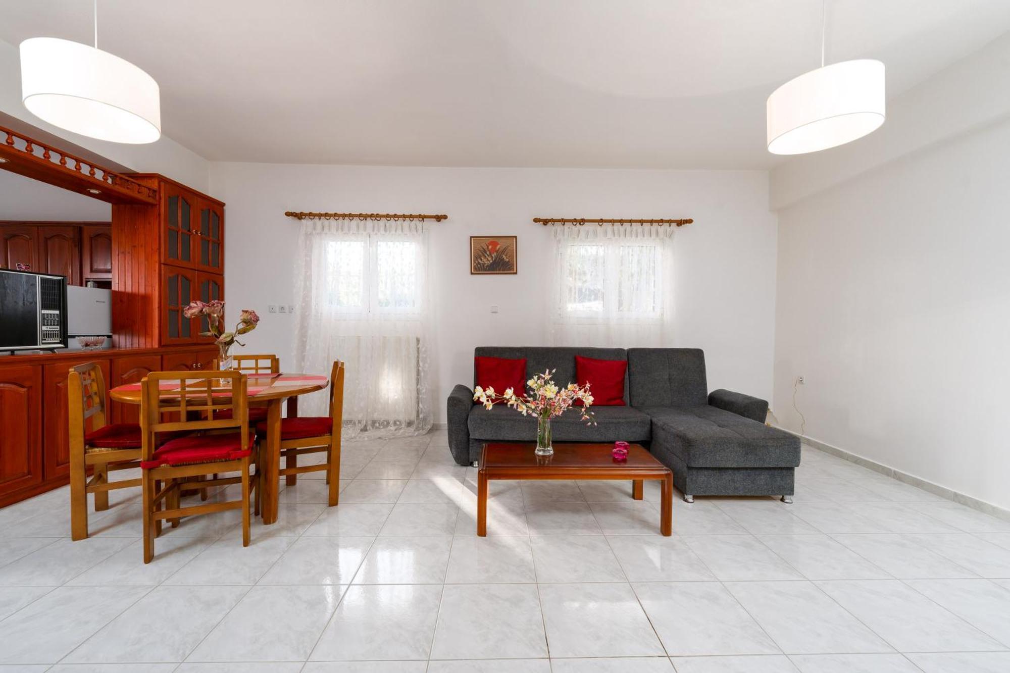 Sainis Apartment *